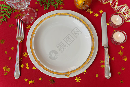 美丽的圣诞餐桌火焰派对午餐纸屑盘子餐具桌布服务假期雪花图片