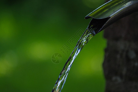 金属水龙头的自来水紧闭灌溉跑步援助液体压力喷泉水滴合金龙头口渴图片