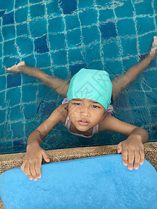 亚裔女孩尝试游泳游泳池游泳游泳衣风镜运动钻头游泳者孩子喜悦童年学习水池图片