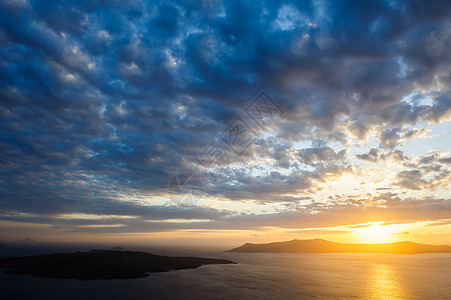 桑托里尼卡尔德拉海的戏剧性日落天空火山火山口天堂镜子地平线海滩天气晴天蓝色图片