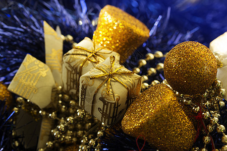 圣诞金球和金盒中的礼物图片