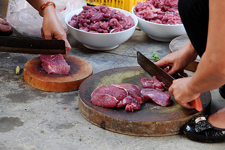 在肮脏的地板上切牛肉安全主妇隔断烹饪地面女人砧板女士食物木板背景图片