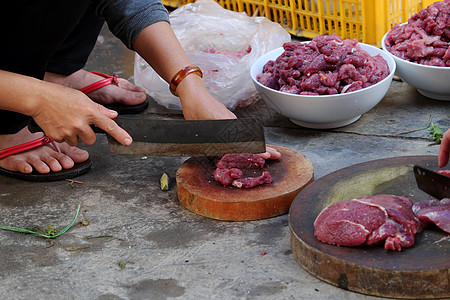 在肮脏的地板上切牛肉烹饪家庭安全主妇地面砧板切菜板食物食品木板图片