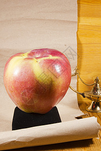 苹果和纸卷木头桌子水果食物滚动蔬菜营养饮食叶子图片