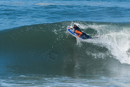 机体板手在行动寄宿生乐趣冲浪者运动员蓝色海洋破岸男人肾上腺素海滩图片