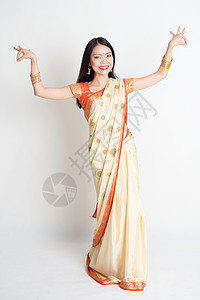 穿着印度纱丽裙跳舞的女孩图片