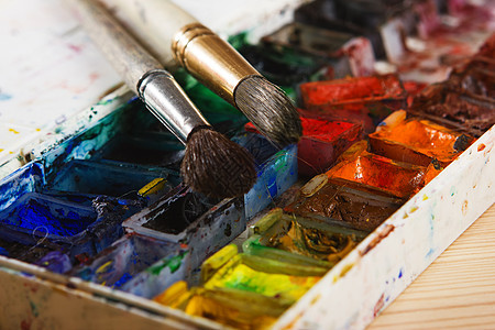 调色板上的艺术家画笔和水彩颜料 复古风格画家染料创造力刷子蓝色工作室绘画艺术帆布边界图片