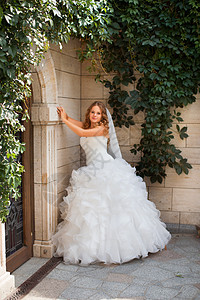 穿白裙子的时装新娘场地幸福森林婚姻城堡奢华金发女郎女士新人美丽图片