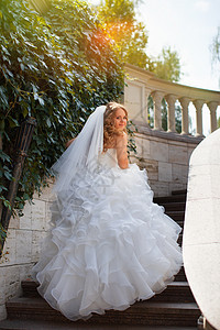 穿白裙子的时装新娘场地头发树木建筑学城堡化妆品女士阳光婚礼奢华图片