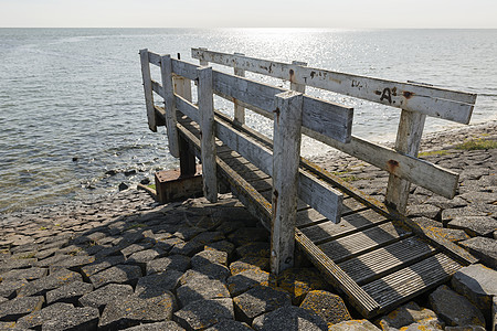 控制码头在Vlieland岛上的水流滑水上石头高度堤防木头积木日光毛刺释放甲板强光图片