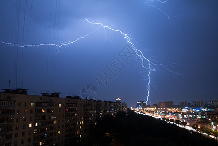 夜晚在莫斯科市的天空中闪耀着亮光图片