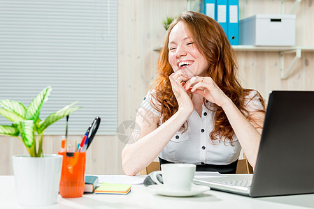 成功的商业妇女在办公室工作期间快乐愉快的生意妇女图片