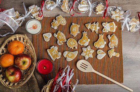 姜饼冒险日历的处理程序勺子甜点食物桌子蛋糕庆典水果季节礼物装饰图片