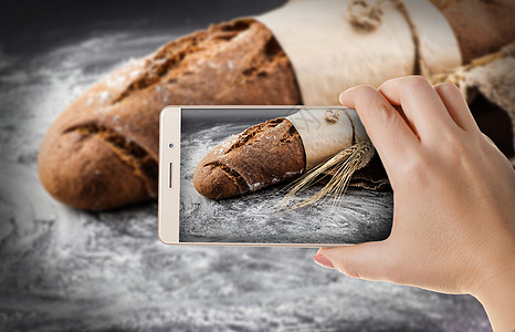 女用智能手机照片餐厅桌子博主谷物面包闲暇网络相机小麦美食图片