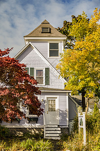 新英格兰传统房子 在秋天的秋天旅行木头树叶叶子橙子白色黄色树木富裕建筑学图片