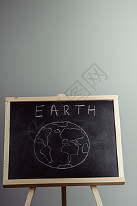 在黑板上刻有地球符号 背景 高粉笔商业网络战略推介会绘画图表写作成功营销图片