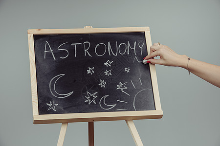 女人在黑板上画画星系研究员大学演讲星云学校推介会智力粉笔学生图片