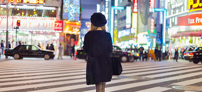 日本东京新宿的独身女郎广告牌酒吧成人红灯区寂寞景观建筑孤独外套人士图片