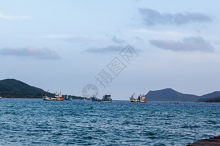 有海和天空的渔船图片