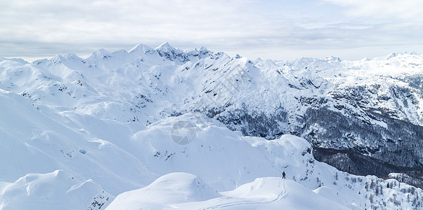 在山顶搭乘游艇滑雪机行动爬坡危险冒险高山闲暇天空风险季节假期图片