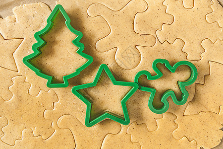 拿出被砍断的面粉 圣诞数字香料星星金属面包桌子面团别针刀具饼干假期图片