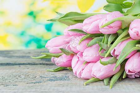 粉红郁金花花水平郁金香季节礼物木板木头花束植物花瓣活动图片