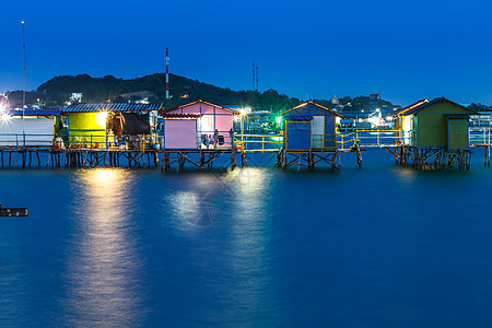 夜间在海上木木屋 有色光墙纸海浪海滩旅行码头蓝色人行道地平线海岸假期图片