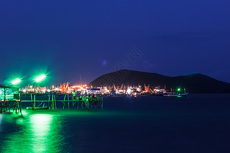 夜间在海上木木屋 有色光太阳假期海浪天空海滩旅行地平线场景蓝色海景图片