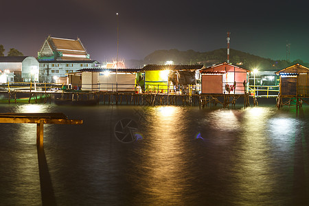 夜间在海上木木屋 有色光太阳蓝色港口海洋场景旅游墙纸天空海滩旅行图片