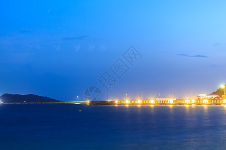 夜间黄灯一行码头太阳人行道墙纸场景海滩旅行天空海浪蓝色图片