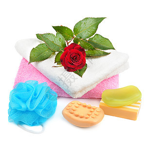 白色背景孤立的毛巾 肥皂和海绵图片