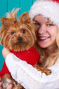 穿着红毛衣的雅琪狗穿红色毛衣青年喜悦朋友情绪假期猎犬活动女士小狗帽子图片