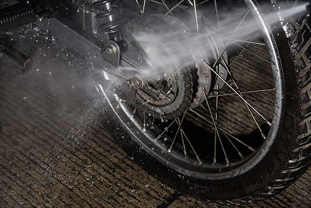 用泡沫和高压水清洗洗车冲洗轮子合金汽车垫圈摩托车优雅黑色轮胎运输清洁工图片