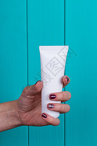女人美丽的手和护心奶油管手指皮肤茶点管子洗剂软膏奶油护理化妆品药物图片