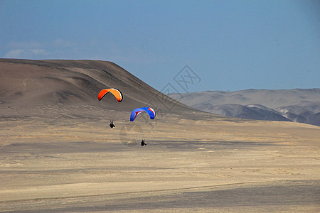 秘鲁帕拉卡斯悬崖上的滑翔伞降落伞海岸自由冒险海洋空气天空边缘航班肾上腺素图片