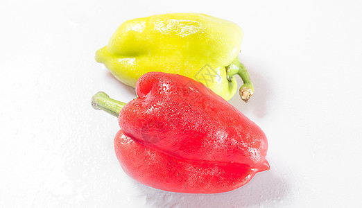 两只绿红胡椒黄色营养红色活力烹饪白色美食辣椒蔬菜绿色图片