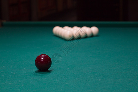 俄国烟台 绿桌布上的红白球背景图片