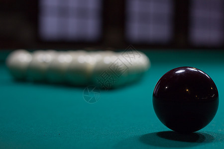 俄罗斯烟囱 绿桌布上的黑白球和黑白球背景图片