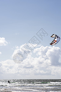 美丽的海浪上极端风筝冲浪者图片