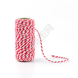 在白背景上隔离的红和白绳筒管棉布稻草白色细绳领带绳索红色圆形亚麻图片