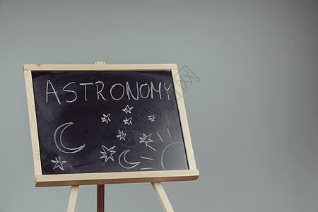 女人在黑板上画画大学演讲勘探木板星云宇宙套装探险家科学学生图片