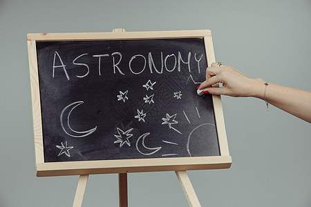 女人在黑板上画画宇航员男人宇宙木板考试绘画望远镜课堂科学研究员图片