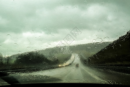 下雨时车前窗口视图高清图片