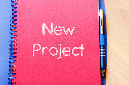 笔记本上的新项目文本概念工作职场床单成功红色想像力文档铅笔蜡笔战略图片