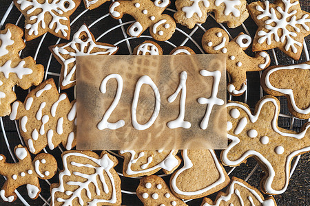 圣诞姜饼饼干和在黑暗的背地上刻字食物星星庆典装饰品假期过滤器木头数字季节小吃图片