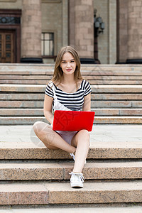 在大学附近楼梯上坐着笔记本电脑的年轻美少女孩子成人青少年工作技术互联网训练幸福教育报名者图片
