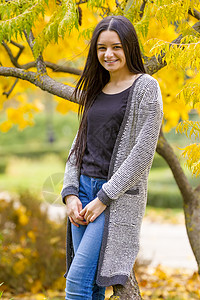 秋天公园少女美少女肖像女性阳光植物眼睛森林衣服幸福投标叶子微笑图片