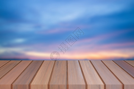 日落背景的木制桌顶空图片