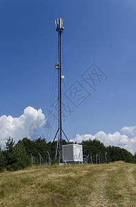 配有预夏夏前天线的电信塔频率盘子收音机网络发射机排放电话细胞电讯蓝色图片