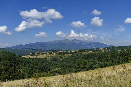 与Plana村一起预夏全景晴天森林季节岩石爬坡旅游场地地区村庄天空图片